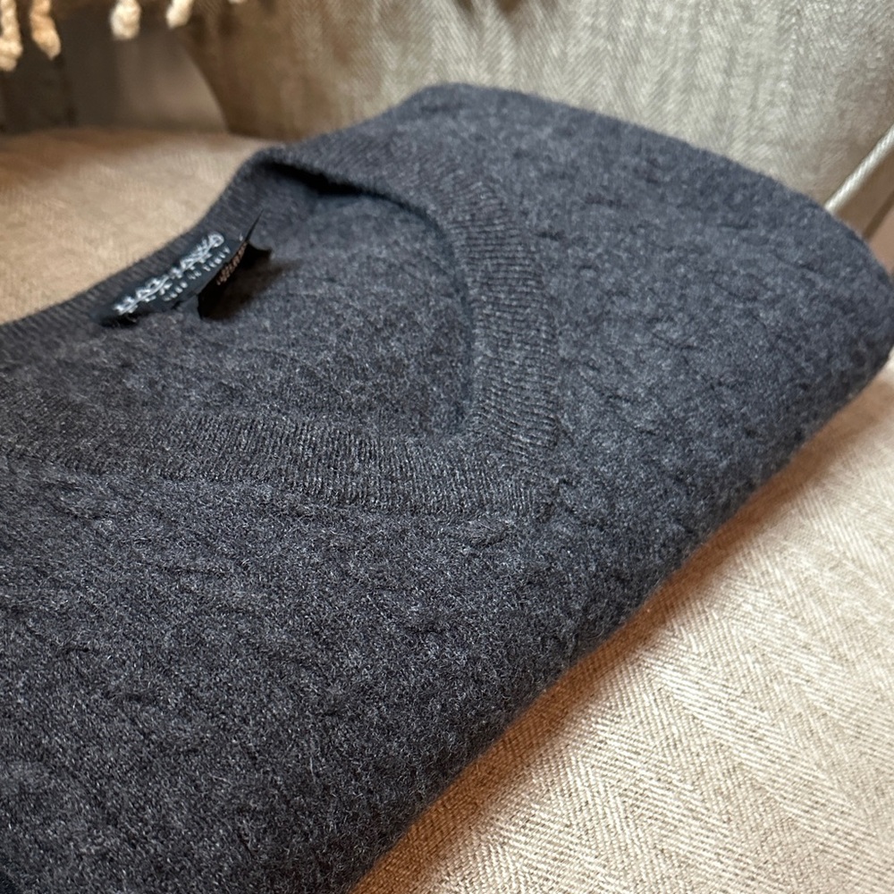 VTG Italy 100% cashmere cable-knit V-neck sweater vest in gray Men’s L - Picture 11 of 11